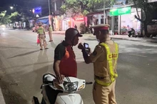 Lực lượng Cảnh sát giao thông-Công an tỉnh Hòa Bình kiểm tra nồng độ cồn người tham gia giao thông cả ngày lẫn đêm.