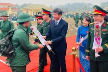 Bí thư Tỉnh ủy Trần Huy Tuấn trao hoa đến các tân binh lên đường nhập ngũ. (Ảnh: THANH SƠN)