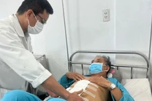 Bác sĩ thăm khám sức khỏe cho bệnh nhân sau phẫu thuật. (Ảnh: Bệnh viện Đà Nẵng cung cấp)