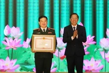 Chủ tịch UBND Thành phố Hồ Chí Minh Phan Văn Mãi trao Bằng khen của Thủ tướng Chính phủ cho Thiếu tướng Phan Văn Xựng, Chính ủy Bộ Tư lệnh Thành phố Hồ Chí Minh.
