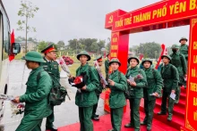 Tuổi trẻ thành phố nô nức lên đường làm nghĩa vụ quân sự tại ngũ. (Ảnh: THANH SƠN)