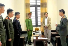 Cơ quan chức năng công bố quyết định khởi tố, bắt tạm giam đối với ông Đinh Văn Hải. (Ảnh: CSCC)