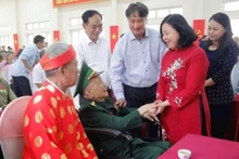 Bí thư Thành ủy Hà Nội Bùi Thị Minh Hoài thăm hỏi người cao tuổi thôn Lai Tảo, xã Bột Xuyên, huyện Mỹ Đức.