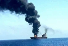 Tàu chở hàng bị lực lượng Houthi tấn công ngoài khơi Hodeidah, Yemen. (Ảnh: IRNA/TTXVN)