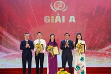 Ban Tổ chức trao giải cho các tác giả, nhóm tác giả đoạt giải A.