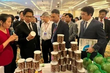 Các đại biểu tham quan sản phẩm của các doanh nghiệp tỉnh Bến Tre và thành phố Thủ Đức.