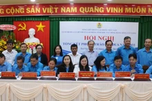 Đại diện lãnh đạo Liên đoàn Lao động các tỉnh khu vực đồng bằng sông Cửu Long ký kết giao ước thi đua.