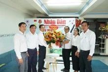 Đồng chí Phạm Văn Hậu, Phó Bí thư Thường trực Tỉnh ủy; Chủ tịch Hội đồng nhân dân tỉnh Ninh Thuận tặng lẵng hoa chúc mừng Văn phòng đại diện Báo Nhân Dân tại Ninh Thuận.