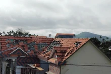 Lốc xoáy gây hư hại 36 nhà dân ở thị xã Đức Phổ