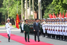 Bộ trưởng Kihara Minoru và Bộ trưởng Phan Văn Giang duyệt Đội Danh dự Quân đội nhân dân Việt Nam. 