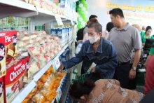 Người dân khu vực quận 7 náo nức chọn lựa hàng hóa chủ yếu là nhu yếu phẩm tại “Gian hàng 0 đồng”.