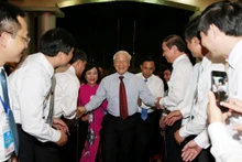 Tối 24/4/2018, tại Khu di tích lịch sử văn hóa Cố đô Hoa Lư ở xã Trường Yên, huyện Hoa Lư, Tỉnh ủy, HĐND, UBND và MTTQ tỉnh Ninh Bình tổ chức trọng thể Lễ kỷ niệm 1050 năm Nhà nước Đại Cồ Việt (968-2018). Tổng Bí thư Nguyễn Phú Trọng, các đồng chí lãnh đạo và nguyên lãnh đạo Đảng, Nhà nước cùng các đại biểu trong nước và quốc tế dự Lễ kỷ niệm. Trong ảnh: Tổng Bí thư Nguyễn Phú Trọng với cán bộ, nhân viên tỉnh Ninh Bình. (Ảnh: Trí Dũng/TTXVN)