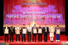 Lãnh đạo tỉnh trao giải A cho 7 tác giả/nhóm tác giả đoạt giải.