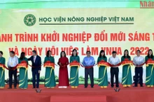 Thủ tướng Phạm Minh Chính cùng các đại biểu cắt băng khai mạc Ngày hội việc làm VNUA 2022. (Ảnh: Trần Hải)