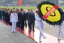 Các đồng chí lãnh đạo, nguyên lãnh đạo Đảng, Nhà nước đặt vòng hoa và vào Lăng viếng Chủ tịch Hồ Chí Minh.