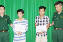 Lực lượng biên phòng bắt giữ 2 đối tượng trong vụ án mua bán trái phép chất ma túy. (Ảnh: H.A)