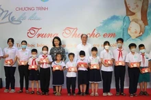 Tặng quà Trung thu cho các em nhỏ.