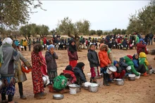 Trẻ em xếp hàng chờ nhận thức ăn cứu trợ tại trại tị nạn ở Aleppo, Syria. (Ảnh tư liệu: AFP/TTXVN)