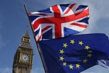 Quốc kỳ Anh và quốc kỳ EU tại London (Anh). (Ảnh: AFP/TTXVN)