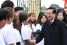 Chủ tịch nước Võ Văn Thưởng thăm, chúc mừng cán bộ, y bác sĩ, nhân viên y tế tại Thanh Liêm. (Ảnh: Thống Nhất/TTXVN)