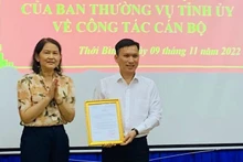 Trưởng Ban Tổ chức Tỉnh ủy Cà Mau (trái) trao Quyết định cho đồng chí Huỳnh Hảnh tại Huyện Ủy Thới Bình.
