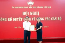 Phó Chủ tịch Ủy ban Trung ương Mặt trận Tổ quốc Việt Nam Trương Thị Ngọc Ánh trao quyết định cho nhà báo Trần Bảo Trung. 