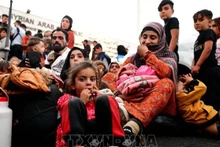 Người dân sơ tán khỏi Liban di chuyển tới cửa khẩu biên giới Jdeidat Yabous với Syria ngày 24/9/2024. (Ảnh: THX/TTXVN)