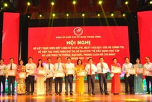 Ban Thường vụ Đảng ủy Khối các cơ quan Trung ương khen thưởng các chi bộ có thành tích xuất sắc học tập và làm theo tư tưởng, đạo đức, phong cách Hồ Chí Minh.