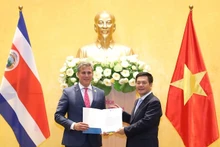 Bộ trưởng Ngoại thương Costa Rica Manuel Tovar trao Công hàm về việc Costa Rica công nhận Việt Nam là quốc gia có nền kinh tế thị trường.