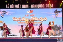 Các nghệ sĩ Hàn Quốc biểu diễn tiết mục nghệ thuật truyền thống đặc sắc tại đêm khai mạc Lễ hội Việt Nam-Hàn Quốc. (Ảnh: ANH ĐÀO)