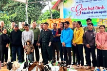 Lãnh đạo và cán bộ, chiến sĩ Công an huyện Ea H'leo cùng các hộ dân tham gia chương trình.