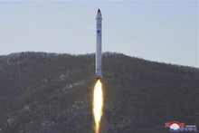 Hình ảnh do Hãng Thông tấn Triều Tiên (KCNA) đăng phát ngày 19/12/2022 về vụ phóng thử tên lửa mang vệ tinh thực nghiệm tại bãi phóng vệ tinh Sohae ở Tongchang-ri. (Ảnh: AFP/TTXVN)