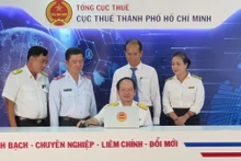 Ban tổ chức tiến hành bấm số quay "Hóa đơn may mắn" mừng Quốc khánh 2/9.