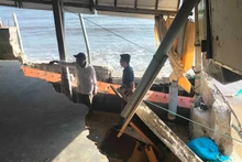 Căn nhà của anh Đỗ Xuân Bốn ở thôn Ninh Chử 1, thị trấn Khánh Hải, huyện Ninh Hải, tỉnh Ninh Thuận bị sóng đánh sập tường và móng nhà.