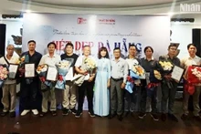Ban tổ chức trao giấy chứng nhận các tác phẩm được chọn đưa vào quỹ hiện vật của Bảo tàng Mỹ thuật Đà Nẵng. (Ảnh: ANH ĐÀO)
