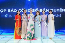 Ban tổ chức và tốp 4 cuộc thi Hoa hậu Biển Việt Nam 2024 tại cuộc họp báo.