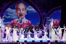 Tứ ca trình bày ca khúc Hồ Chí Minh đẹp nhất tên Người (sáng tác: Trần Kiết Tường).