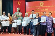 Phó Giám đốc Sở Lao động, Thương binh và Xã hội Hà Nội trao tặng các phần quà động viên những người mẹ, người vợ có công chăm sóc, nuôi dưỡng nạn nhân chất độc da cam.