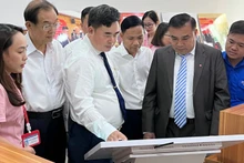Các đại biểu tham quan triển lãm.