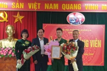 Lãnh đạo quận Tây Hồ chúc mừng đảng viên trẻ Trịnh Tuấn Đạt.