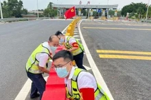Lực lượng chức năng tỉnh Quảng Đông (Trung Quốc) kiểm tra đường bộ cao tốc, để ứng phó cơn bão Maon.
