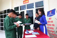 Cán bộ Trung tâm Hoạt động thanh, thiếu nhi tỉnh Bắc Ninh tư vấn cho bộ đội xuất ngũ tại thành phố Bắc Ninh.