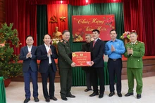 Bộ trưởng Công an Tô Lâm và các đại biểu tặng quà Trung tâm điều dưỡng thương binh Thuận Thành.
