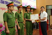 Phó Chủ tịch Thường trực UBND tỉnh Vương Quốc Tuấn trao bằng khen cho các tập thể, cá nhân xuất sắc.