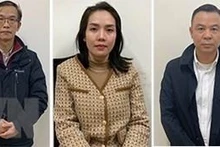 Các bị can Vũ Hồng Quang, Lý Tiến Hùng, Nguyễn Thị Hiền, Đào Minh Dương, Phạm Thị Kim Ngân (từ trái qua phải). (Ảnh: TTXVN phát)