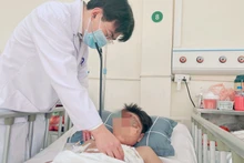 PGS, TS Phùng Duy Hồng Sơn – Phó Giám đốc Trung tâm Tim mạch và lồng ngực, Bệnh viện Hữu nghị Việt Đức đang thăm khám cho bệnh nhân sau phẫu thuật.