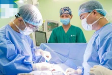 Các bác sĩ ghép thận cho bệnh nhi.