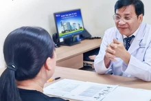 Tiến sĩ, bác sĩ Lâm Văn Hoàng, Giám đốc Trung tâm Giảm cân Tâm Anh tư vấn cho người có nhu cầu giảm cân.