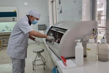 Phân tích mẫu xét nghiệm. 