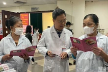 PGS, TS Nguyễn Hà Thanh, Viện trưởng Viện Huyết học-Truyền máu Trung ương chia sẻ thông tin với người bệnh.